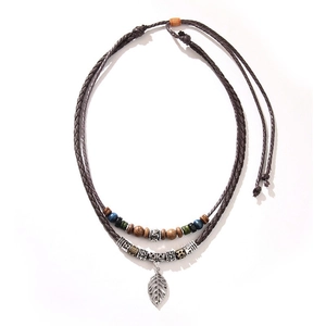 Choker estilo étnico con cordón trenzado marrón, cuentas y colgante de hoja de plata