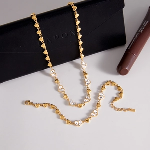 Collier chic en acier inoxydable doré 18K avec pendentifs en forme de cœur et zircons