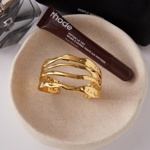 Détail du bracelet manchette à quatre couches ondulées en acier inoxydable doré à l'or 18K