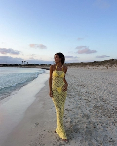 Detail der Textur von gelbem Blumen-Spitzenkleid für den Strandurlaub bei Sonnenuntergang