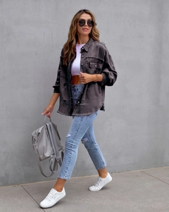 Detail der anthrazitgrauen Jeansjacke mit Destroyed-Effekt und Fransen am Saum
