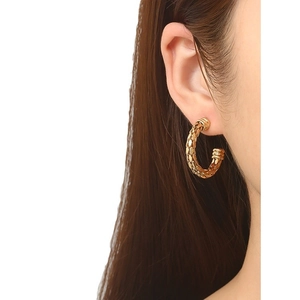 Créoles chic en acier inoxydable doré 18 carats avec texture tressée sur un mannequin