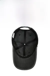 Vue détaillée de la doublure 100 % coton et de la bande anti-sueur d'une casquette délavée