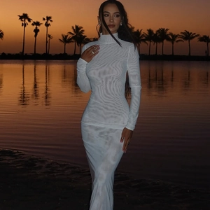 Détail d'une robe blanche en résille à manches longues montrant la texture semi-transparente