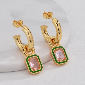 Orecchini ottagonali dorati con smalto verde e zircone rosa su vassoio bianco