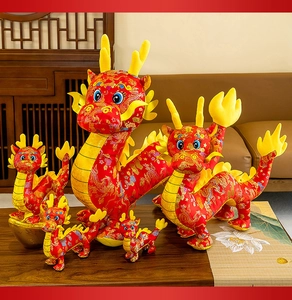 Dettaglio dei peluche del drago dello zodiaco cinese tradizionale in varie dimensioni rossi