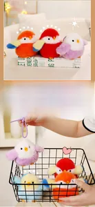 Détail de porte-clés oiseaux en peluche colorés avec une fausse fourrure douce et longue