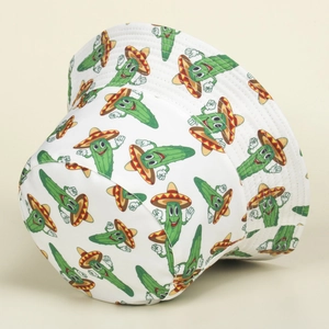 Détail du chapeau bob blanc montrant le motif de broderie de cactus et la texture