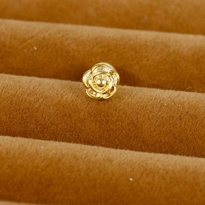 Boucle d'oreille rose 3D dorée avec zircon sur présentoir en velours marron