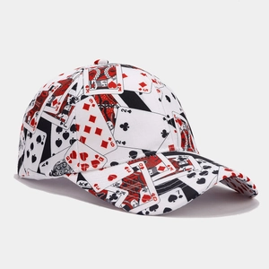 Vista dettagliata del cappellino da baseball bianco con motivi di carte da gioco e visiera