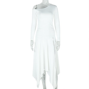 Détail d'une robe blanche moulante avec décolleté asymétrique et taille froncée