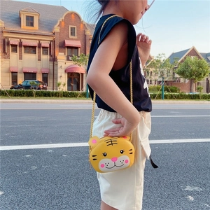 Bambino che indossa una simpatica borsa a tracolla tigre gialla con cinturino intrecciato