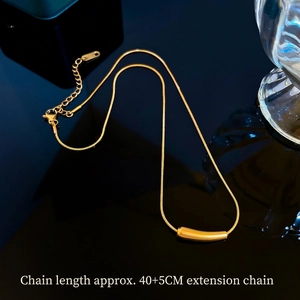 Minimalistische goldene Titanstahl Halskette mit gebogenem Anhänger auf blauem Hintergrund
