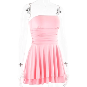 Détail d'une robe courte rose bustier avec corsage froncé et finitions à volants doux