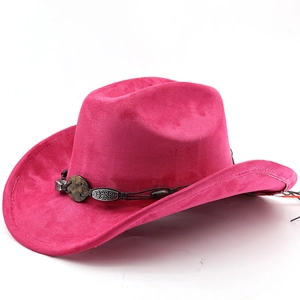 Détail d'un chapeau de cow-boy en daim rose avec bande bohème et accents métalliques