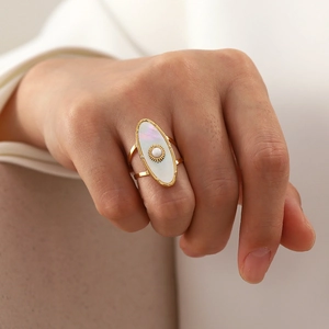 Bague rétro en acier doré 18K avec nacre blanche ovale et motif de rayon de soleil