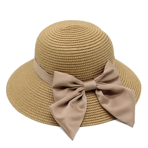 Chapeau de paille d'été à bord large pour femme avec un élégant nœud en satin café