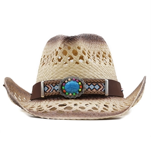 Detail eines handgewebten Stroh-Cowboyhuts mit Ethno-Türkisperlen und Lederband-Dekoration