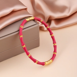 Detail eines vergoldeten Bambus-Armreifs mit magenta Emaille und verstecktem Verschluss