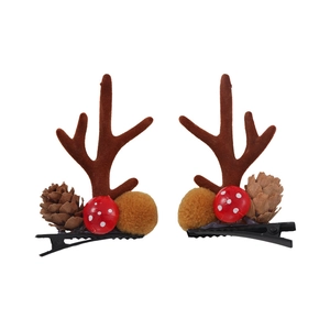 Ein Paar Weihnachts-Rentier-Haarspangen mit Pinienzapfen und weichen Plüschpilzen