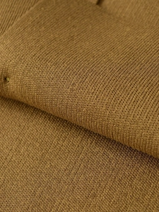 Macro du tissu en maille camel montrant la texture des fibres et la matière douce