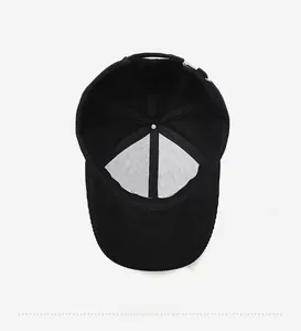 Vue intérieure de la casquette en velours côtelé noir avec doublure et boucle en métal