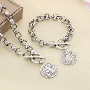Détail macro de la parure collier et bracelet médaille Saint-Benoît argentée avec fermoir T
