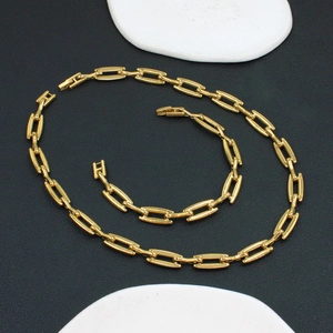 Elegantes Set aus 18K vergoldeter Edelstahl-H-Gliederkette und Armband auf schwarzem Grund