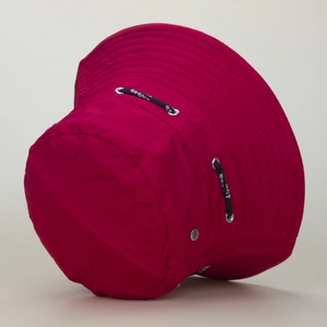 Détail du chapeau bob bordeaux avec cordon SPORT et œillets métalliques
