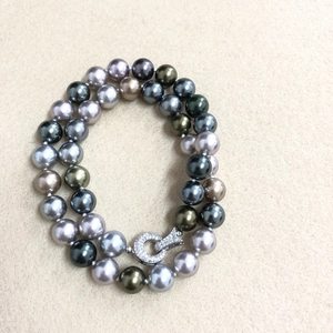 Multicolor pearl necklace with tahitian tones and sparkling rhinestone fish-shaped clasp