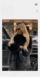Détail d'un manteau en fausse fourrure noire pour femme avec texture luxueuse
