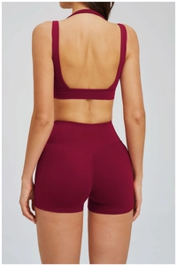 Rückansicht eines weinroten Yoga-Sets mit offenem U-Rücken-BH und V-Schnitt-Lifting-Shorts