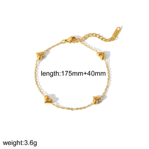 Détail d'un bracelet cœur en or 18 carats avec cristaux et paramètres de longueur
