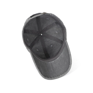 Binnenzicht van een gewassen grijze baseballpet met 6-panel stiksel en versterkte banden