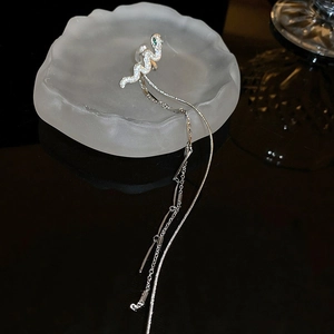 Manchette d'oreille serpent argentée avec longue chaîne à franges et pierres vertes
