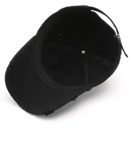 Détail de l'intérieur d'une casquette vintage noire avec visière usée et coutures à six pans