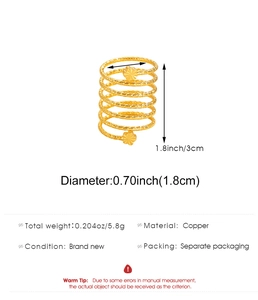 Detailansicht des goldenen Spiral-Blumenrings mit Maßen, Kupfermaterial und 5,8g Gewicht