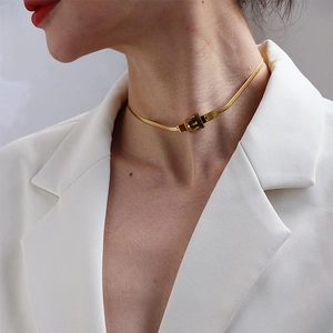 Collana choker a catena a serpente dorata con ciondolo a fibbia, stile minimalista