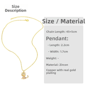 Détail du pendentif chat serti de zircons colorés sur une chaîne dorée fine