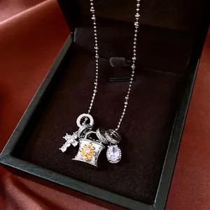 Collana con ciondolo a croce in zircone e perla girasole su sfondo di raso raffinato