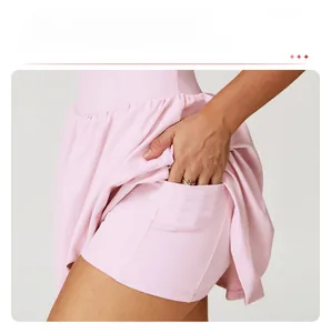 Jupe-short de sport plissée rose avec short intégré et poche latérale cachée