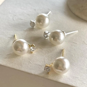 Elegant 925 sterling silver stud earrings with round pearls and sparkling cubic zirconia