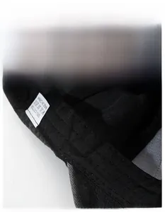 Dettaglio dell'interno del berretto in cotone 100% con fascia tergisudore ampia