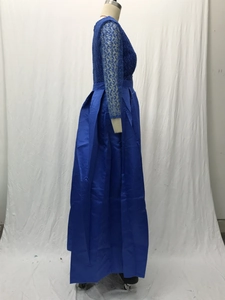 Détail de robe de soirée bleu marine avec manches en dentelle et jupe en satin plissé