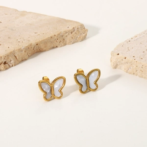 Dettaglio di orecchini a farfalla in oro 18K con inserto in madreperla su pietre
