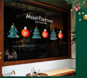 Detaillierte Weihnachtsbaum-Fensteraufkleber mit Merry Christmas Gruß auf Ladenglas