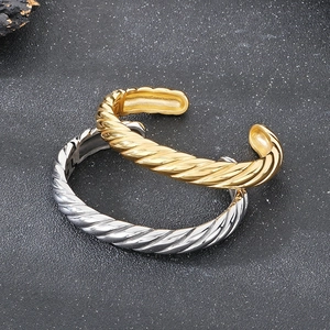 Bracelets ouverts en acier titane avec texture corde torsadée plaqué or 18 carats