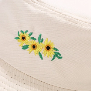 Chapeau bob en coton beige avec broderie détaillée de tournesol en gros plan de haute qualité