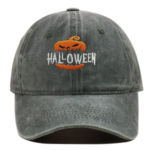 Nahaufnahme der Kürbis-Stickerei auf einer gewaschenen grauen Halloween-Baumwollkappe