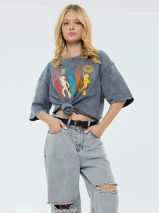 Λεπτομέρεια από γκρι βαμβακερό t-shirt με τύπωμα DISCO και vintage φινίρισμα πλυσίματος